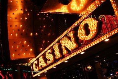Antarmuka permainan langsung dengan meja roulette dan dealer profesional